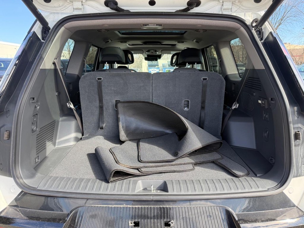 Kia EV9 Vehicle Full-screen Gallery Image 05