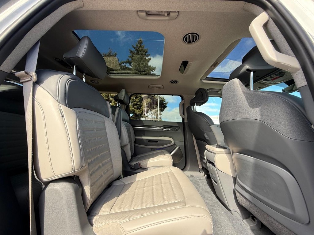 Kia EV9 Vehicle Full-screen Gallery Image 12