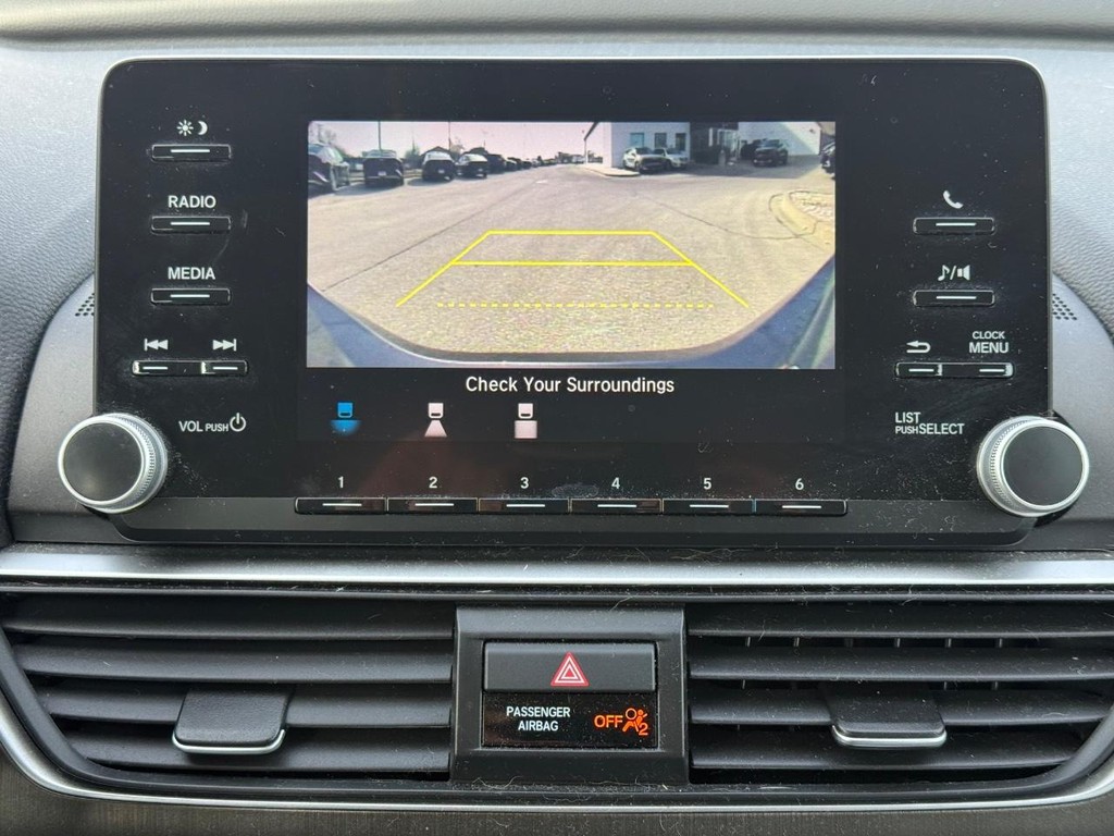 Honda Accord Sedan Vehicle Full-screen Gallery Image 16