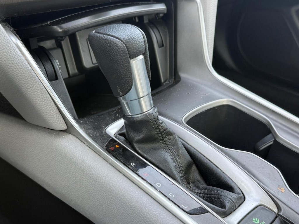 Honda Accord Sedan Vehicle Full-screen Gallery Image 18