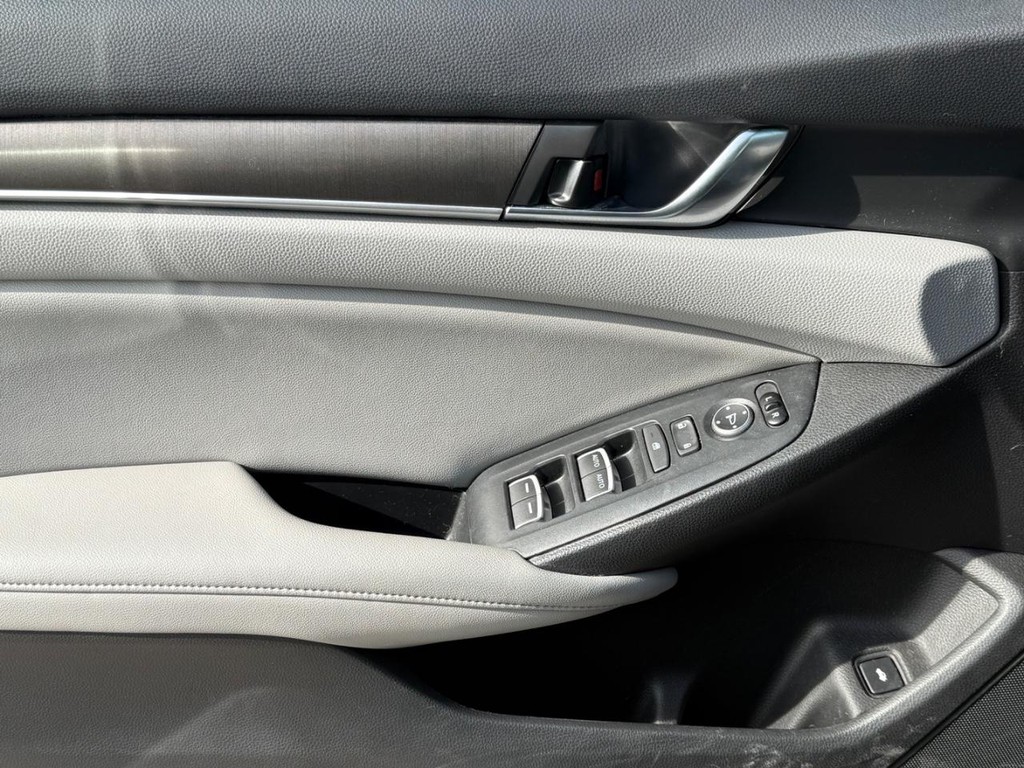 Honda Accord Sedan Vehicle Full-screen Gallery Image 22