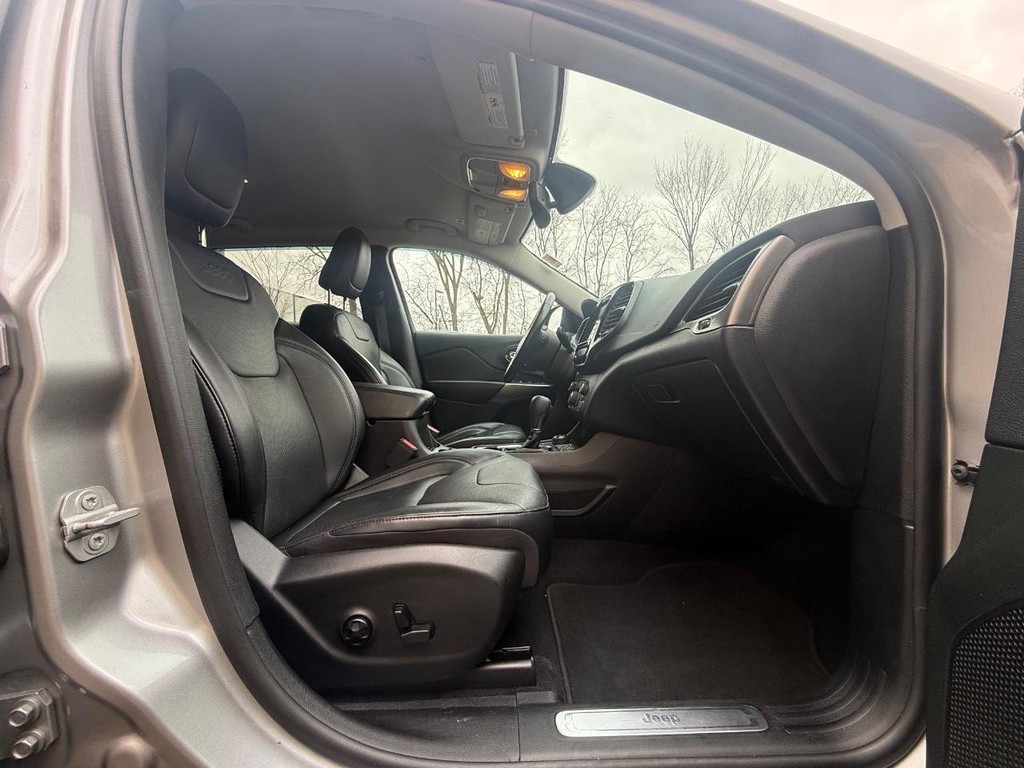 Jeep Cherokee Vehicle Full-screen Gallery Image 10