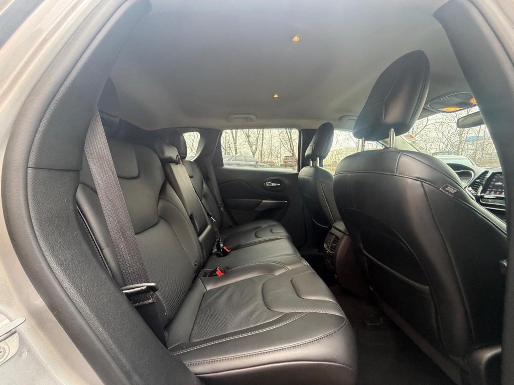 Jeep Cherokee Vehicle Full-screen Gallery Image 11