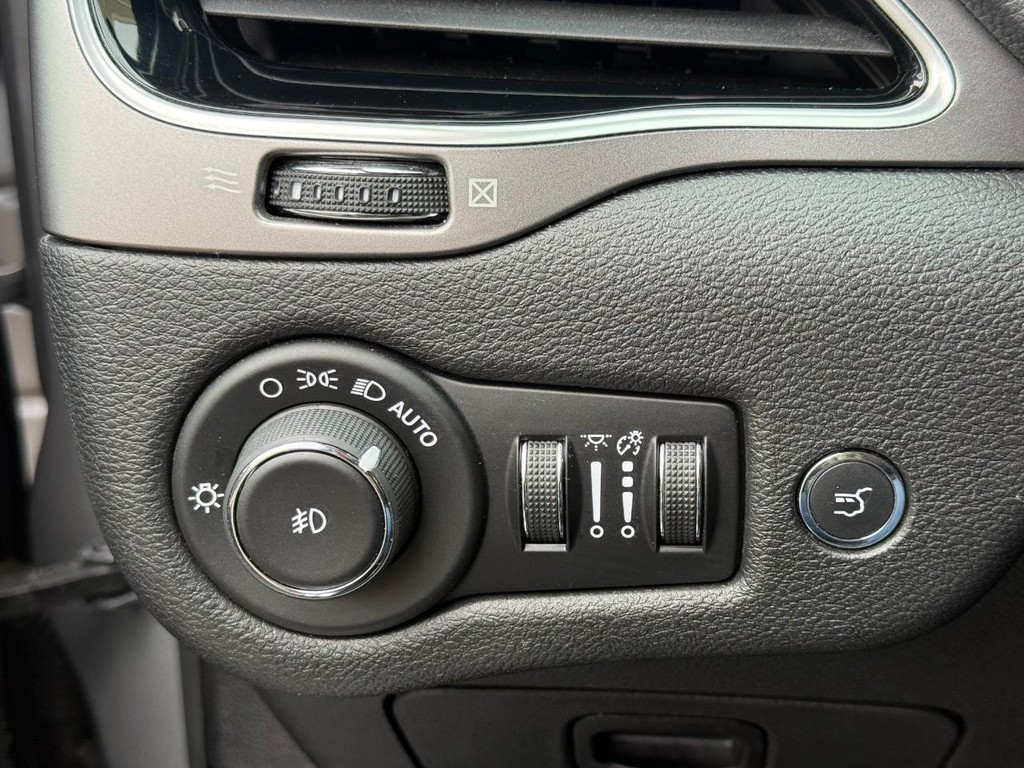 Jeep Cherokee Vehicle Full-screen Gallery Image 22