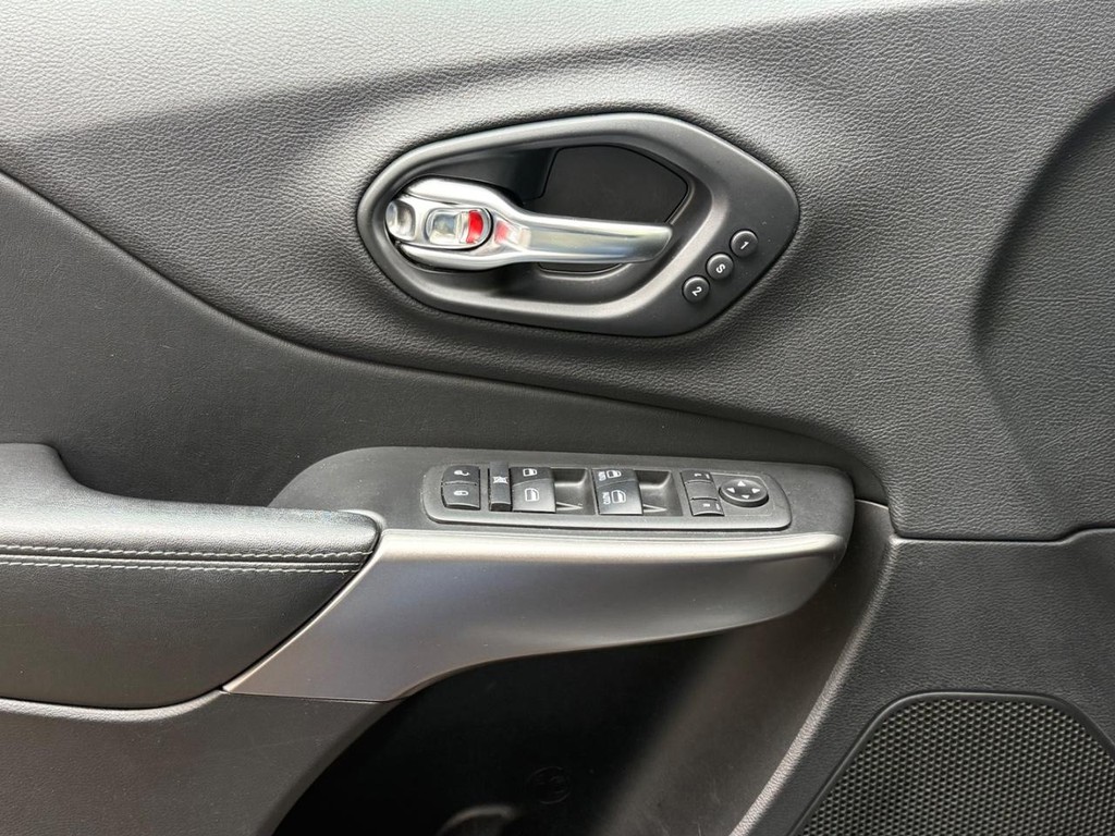 Jeep Cherokee Vehicle Full-screen Gallery Image 23