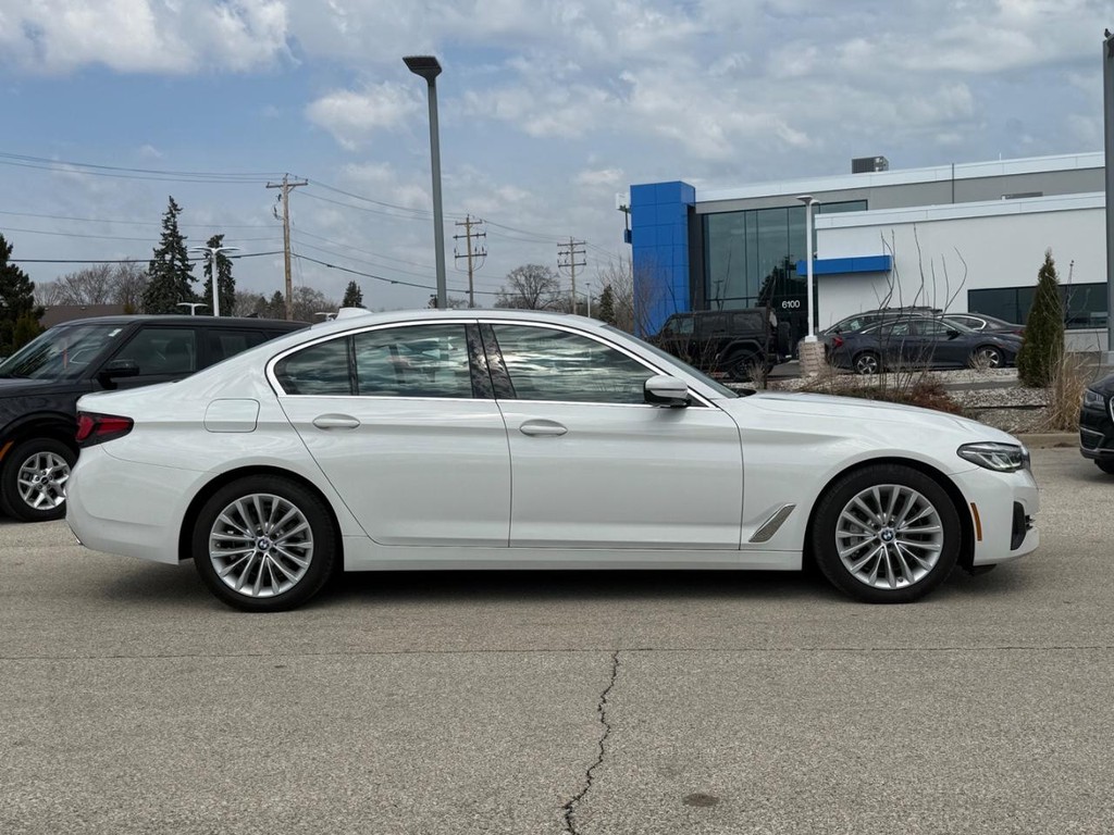 BMW 5 Series Vehicle Full-screen Gallery Image 02