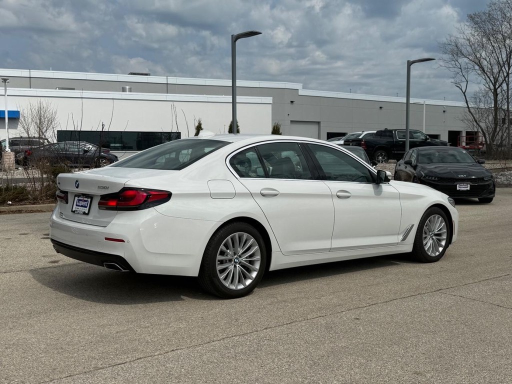 BMW 5 Series Vehicle Full-screen Gallery Image 03