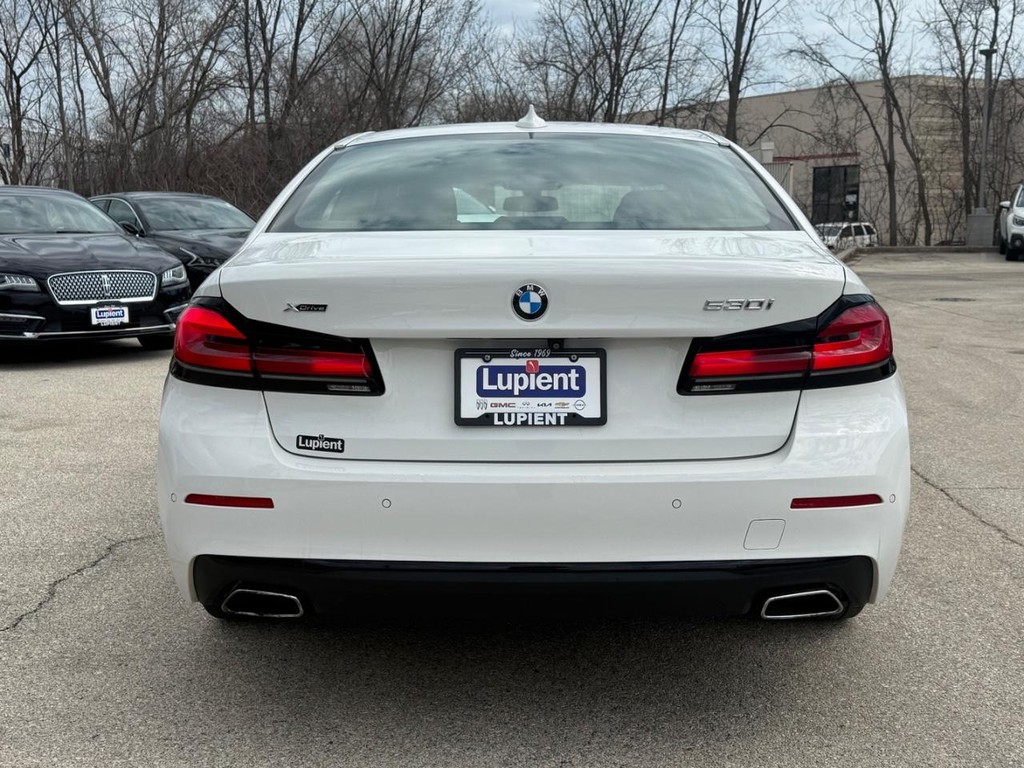 BMW 5 Series Vehicle Full-screen Gallery Image 04