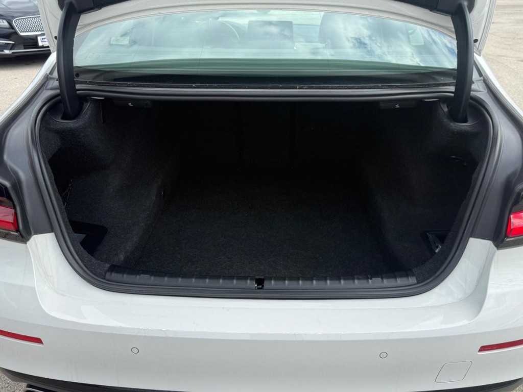 BMW 5 Series Vehicle Full-screen Gallery Image 05