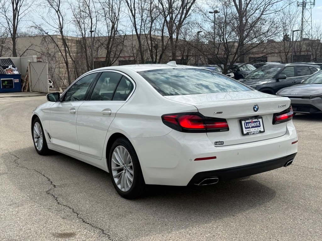 BMW 5 Series Vehicle Full-screen Gallery Image 06