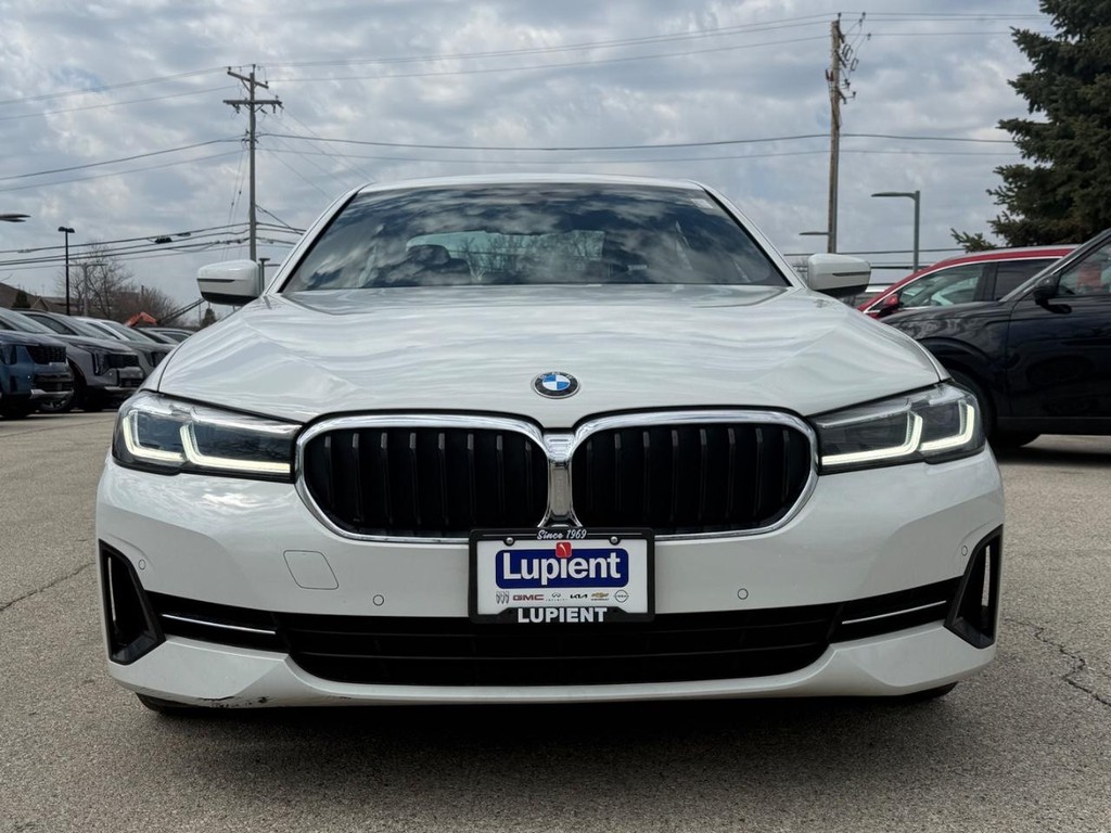 BMW 5 Series Vehicle Full-screen Gallery Image 08