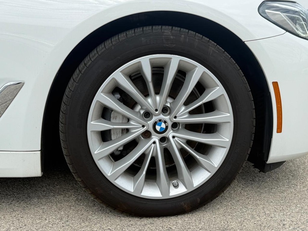 BMW 5 Series Vehicle Full-screen Gallery Image 09