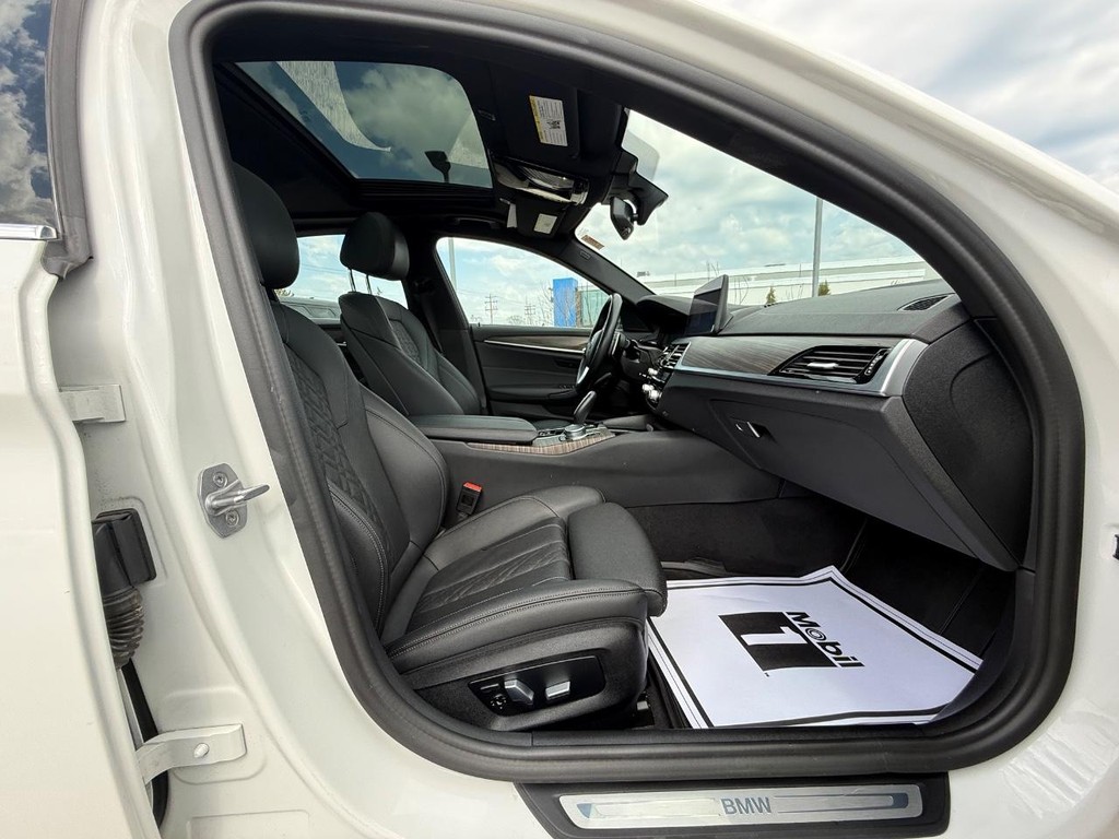 BMW 5 Series Vehicle Full-screen Gallery Image 10