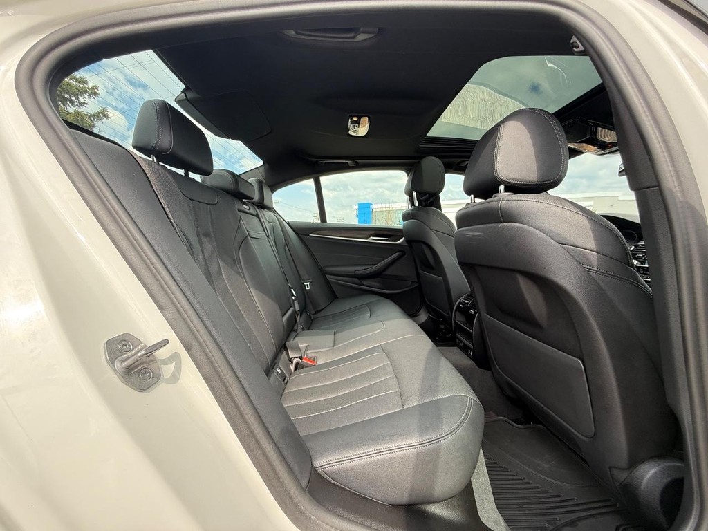 BMW 5 Series Vehicle Full-screen Gallery Image 11