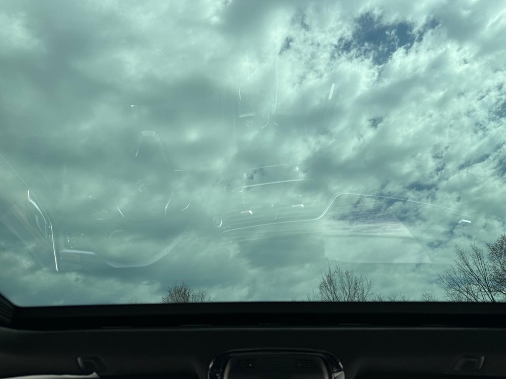 BMW 5 Series Vehicle Full-screen Gallery Image 12