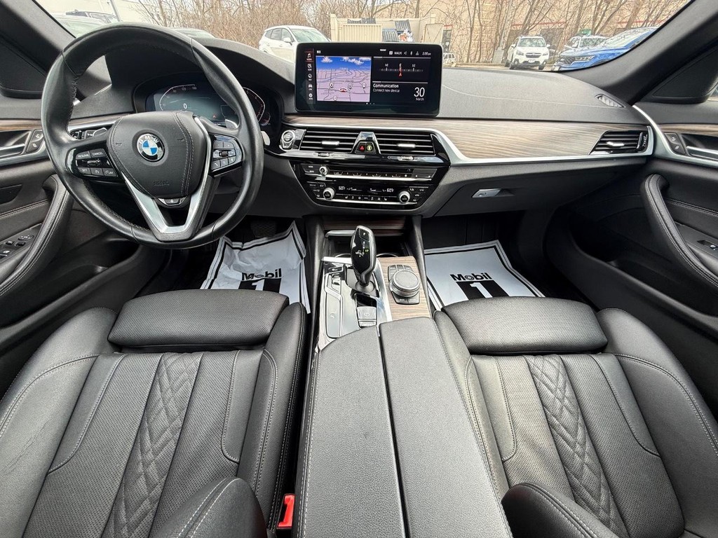 BMW 5 Series Vehicle Full-screen Gallery Image 13