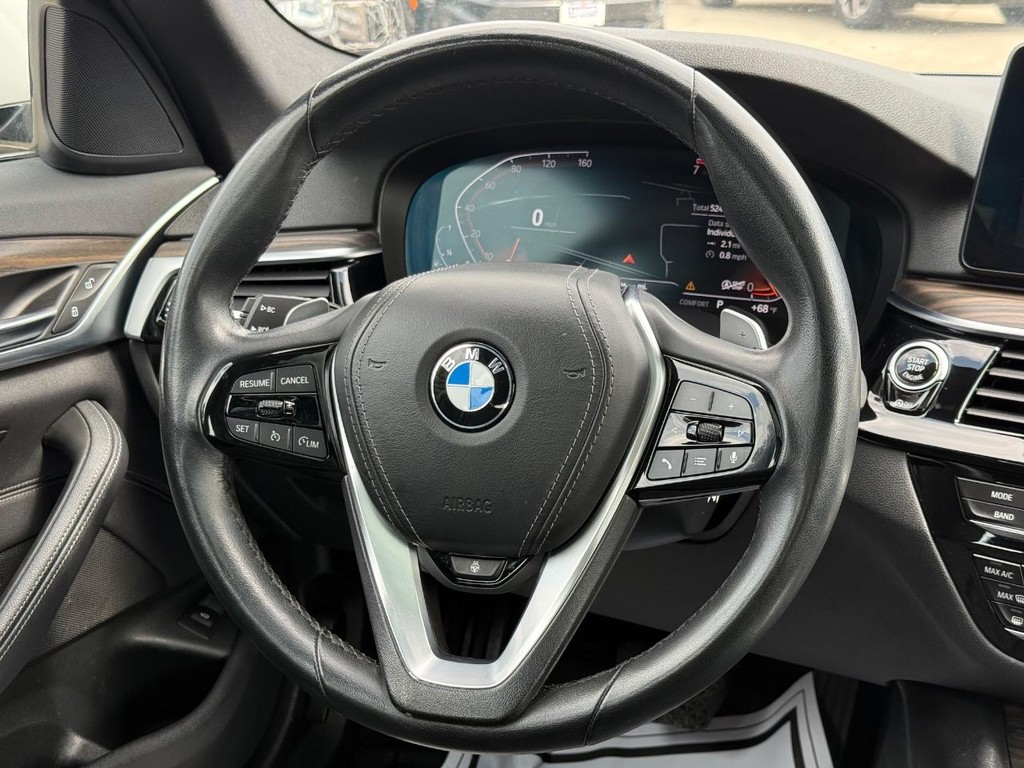 BMW 5 Series Vehicle Full-screen Gallery Image 14
