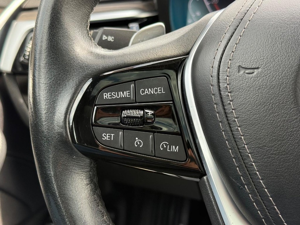 BMW 5 Series Vehicle Full-screen Gallery Image 15