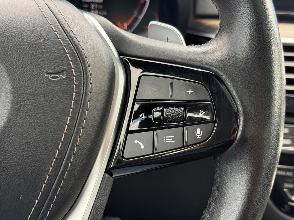 BMW 5 Series Vehicle Full-screen Gallery Image 16