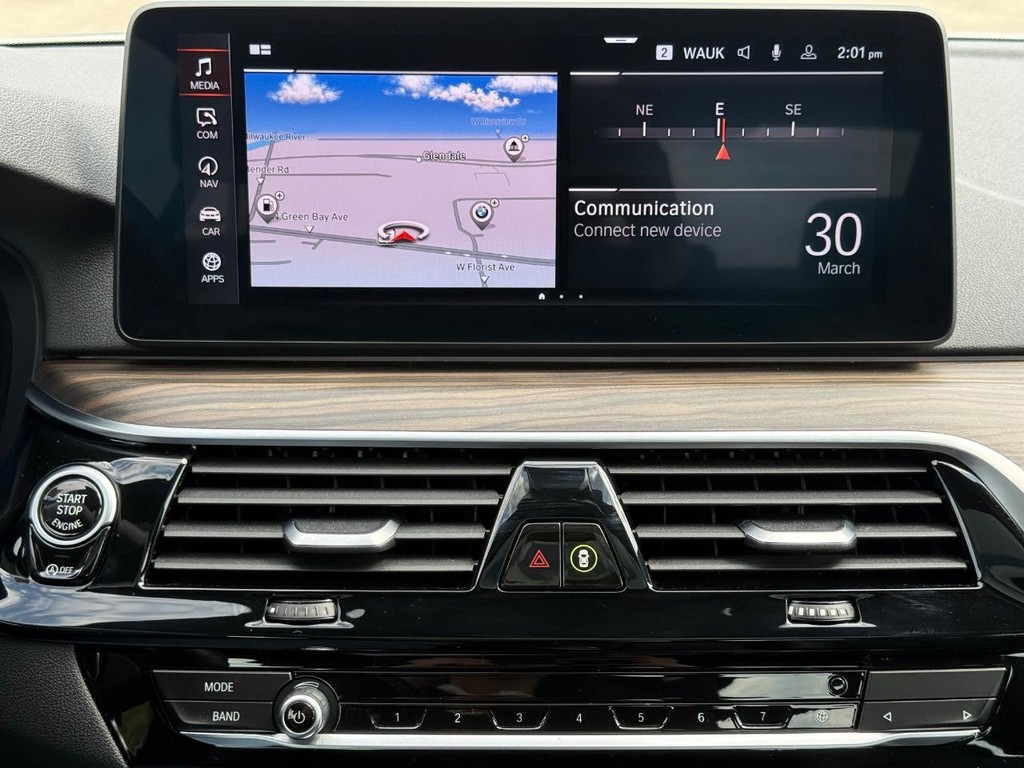 BMW 5 Series Vehicle Full-screen Gallery Image 17