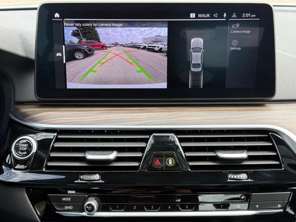 BMW 5 Series Vehicle Full-screen Gallery Image 18