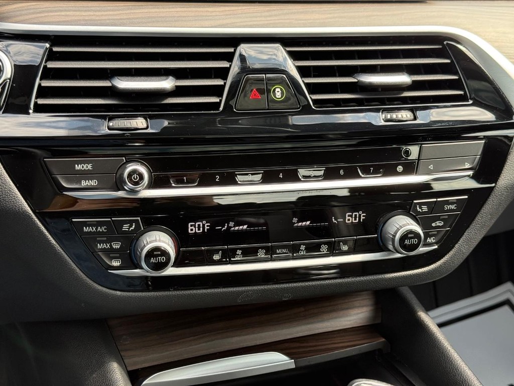 BMW 5 Series Vehicle Full-screen Gallery Image 19