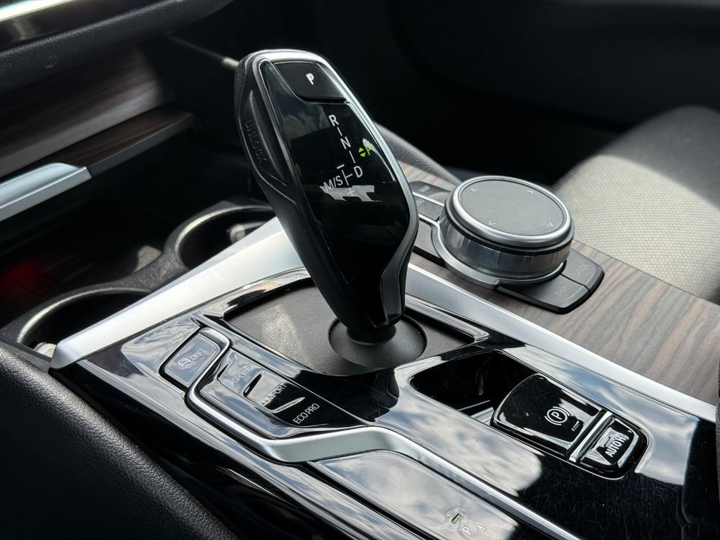 BMW 5 Series Vehicle Full-screen Gallery Image 20