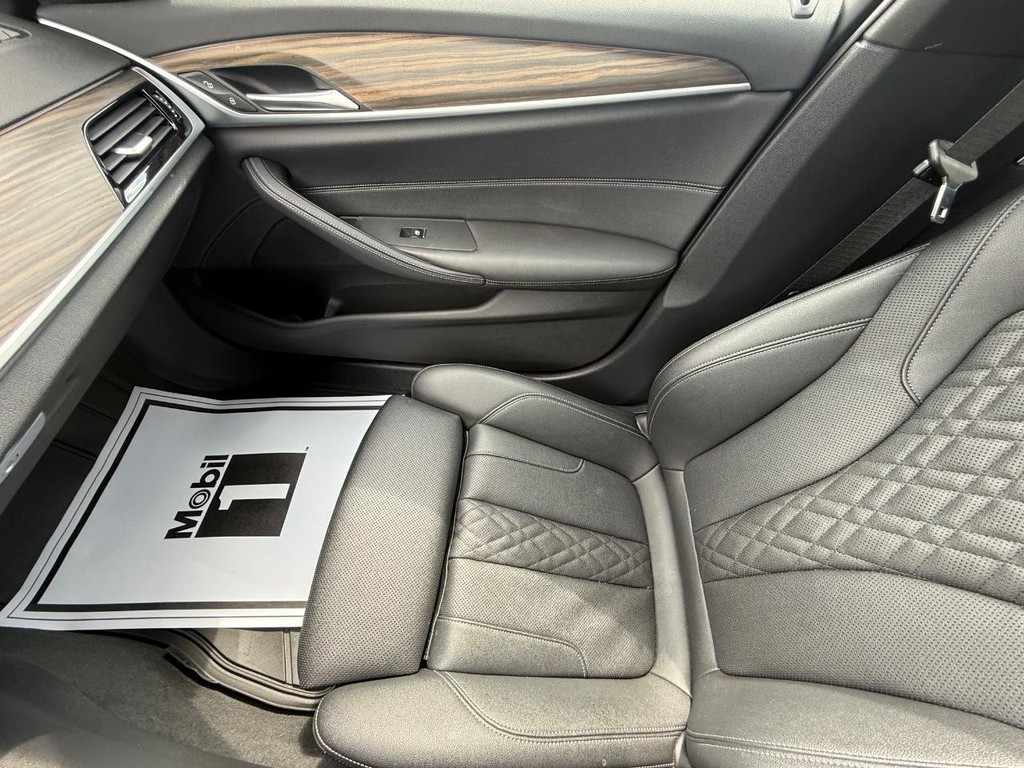 BMW 5 Series Vehicle Full-screen Gallery Image 21