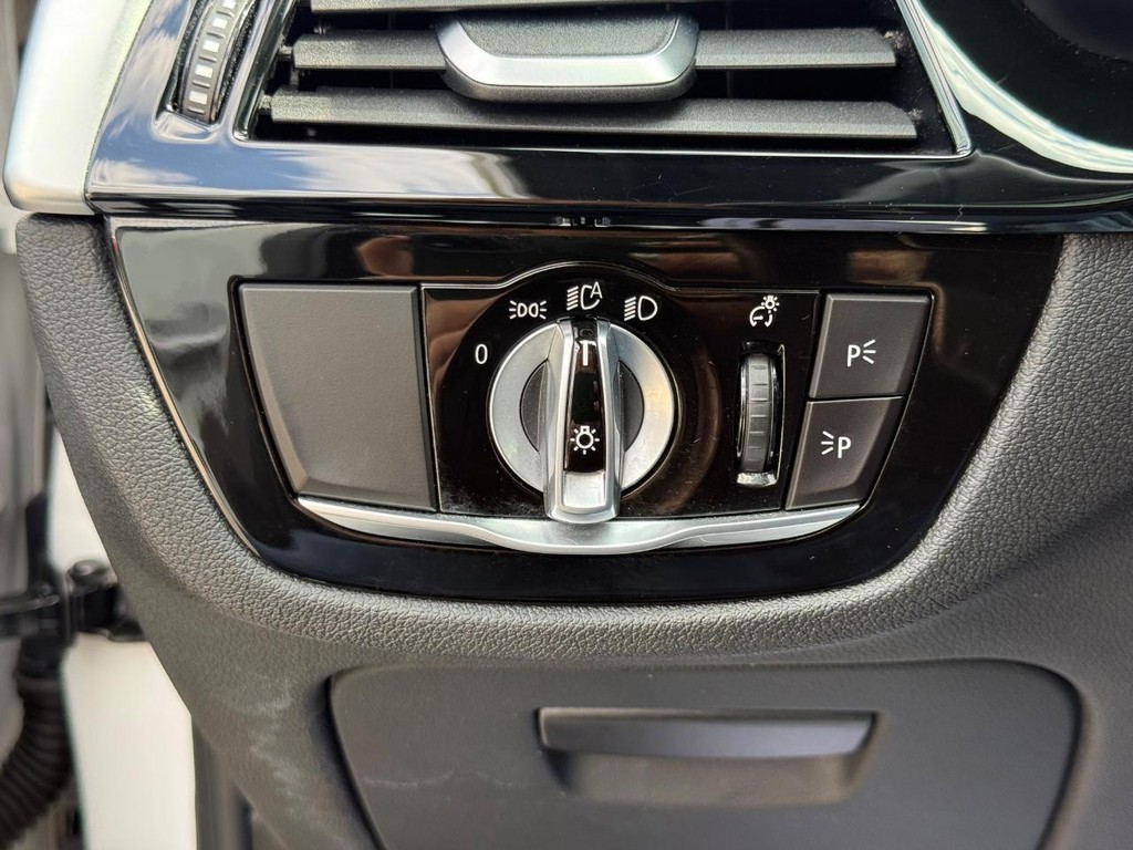 BMW 5 Series Vehicle Full-screen Gallery Image 23