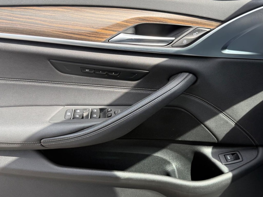 BMW 5 Series Vehicle Full-screen Gallery Image 24