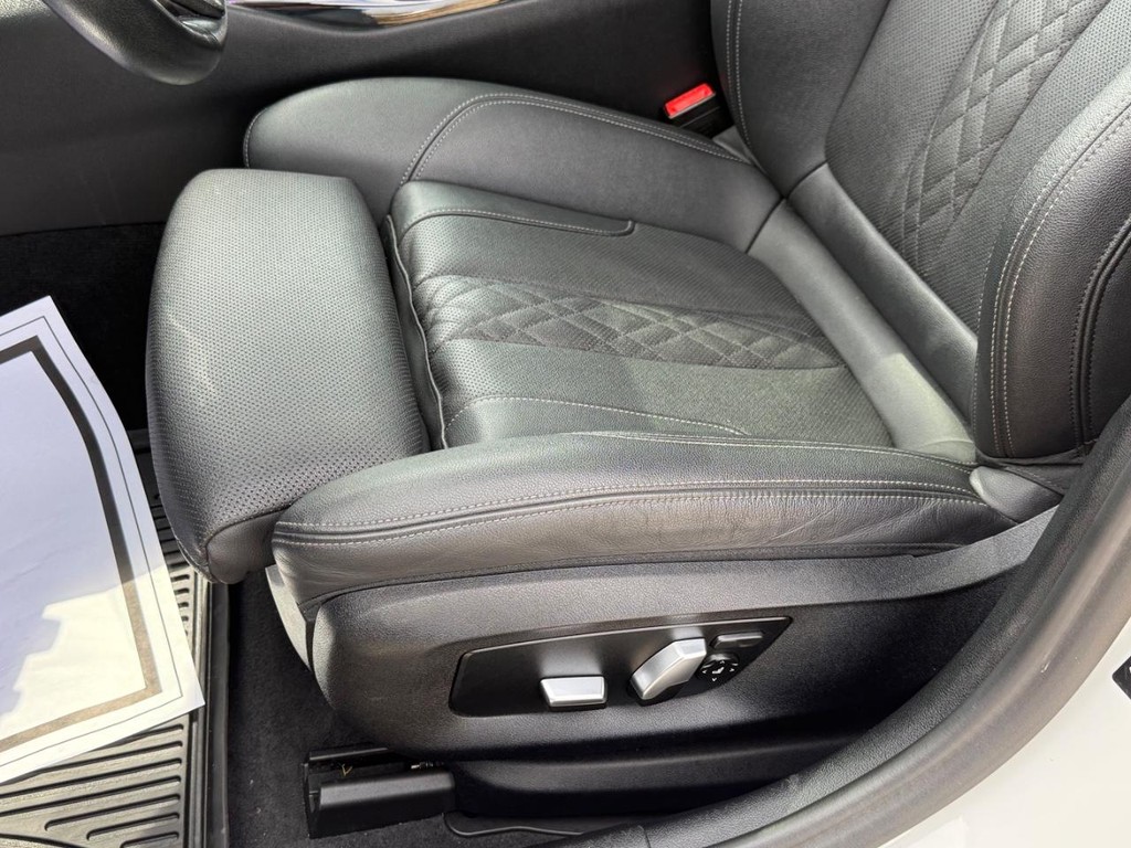 BMW 5 Series Vehicle Full-screen Gallery Image 25