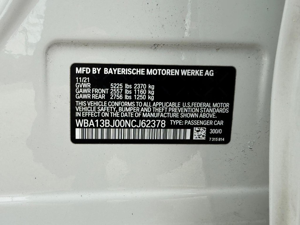 BMW 5 Series Vehicle Full-screen Gallery Image 26