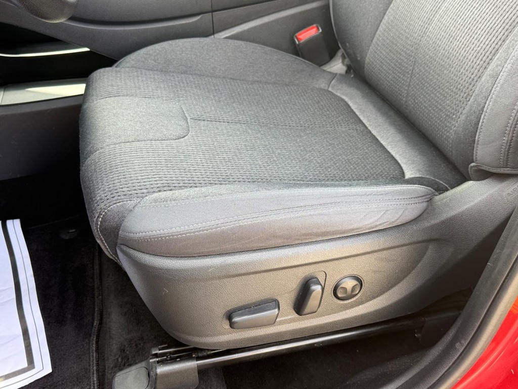 Hyundai Santa Fe Vehicle Full-screen Gallery Image 24