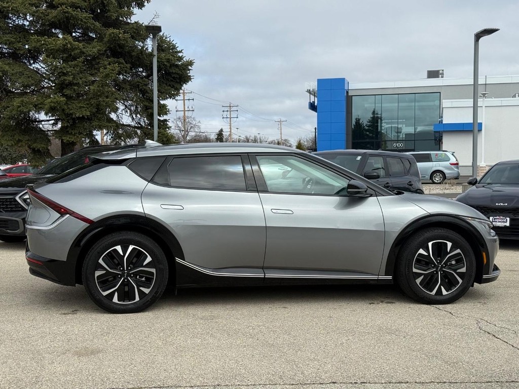 Kia EV6 Vehicle Full-screen Gallery Image 02