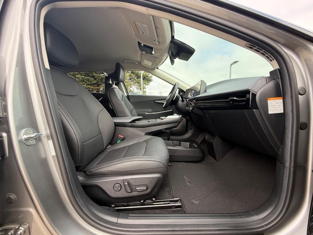 Kia EV6 Vehicle Full-screen Gallery Image 09