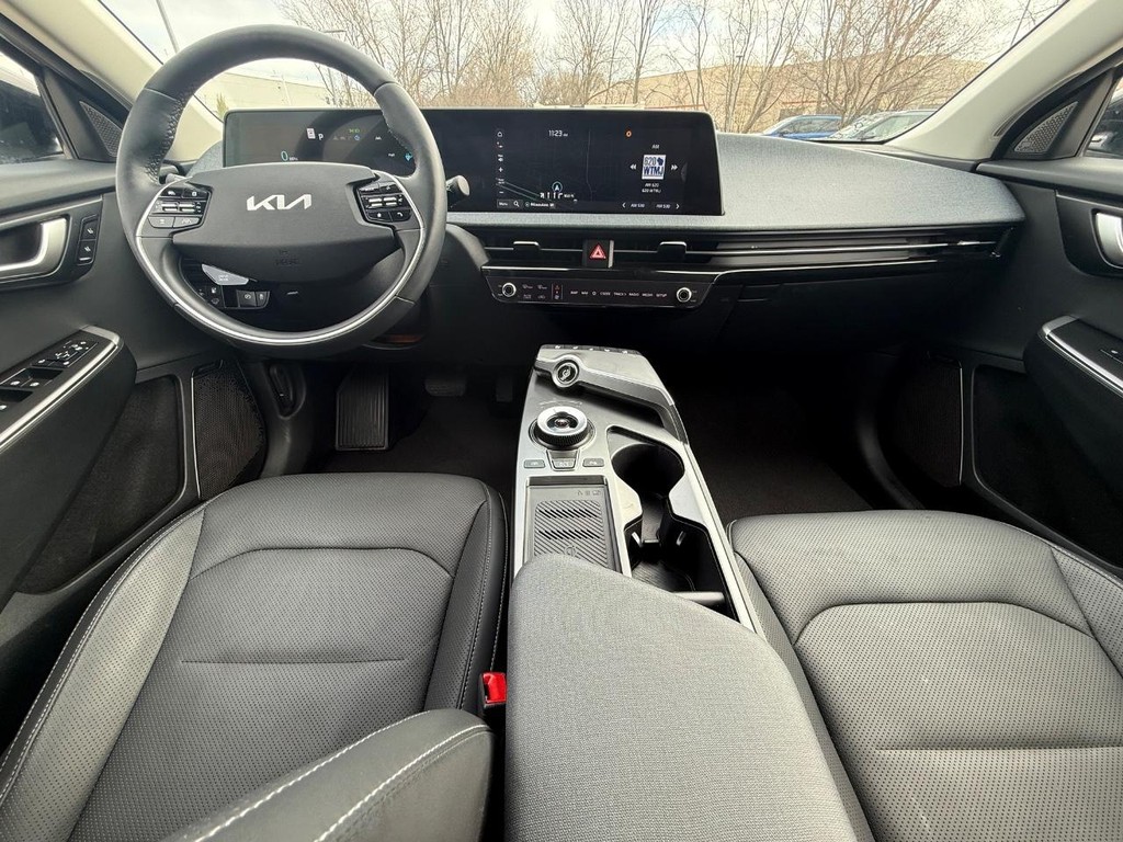 Kia EV6 Vehicle Full-screen Gallery Image 11