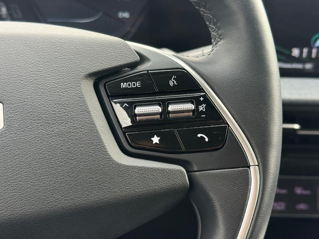 Kia EV6 Vehicle Full-screen Gallery Image 14