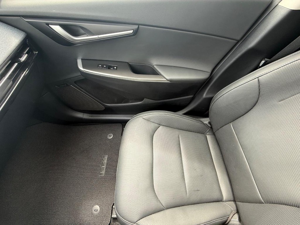 Kia EV6 Vehicle Full-screen Gallery Image 18