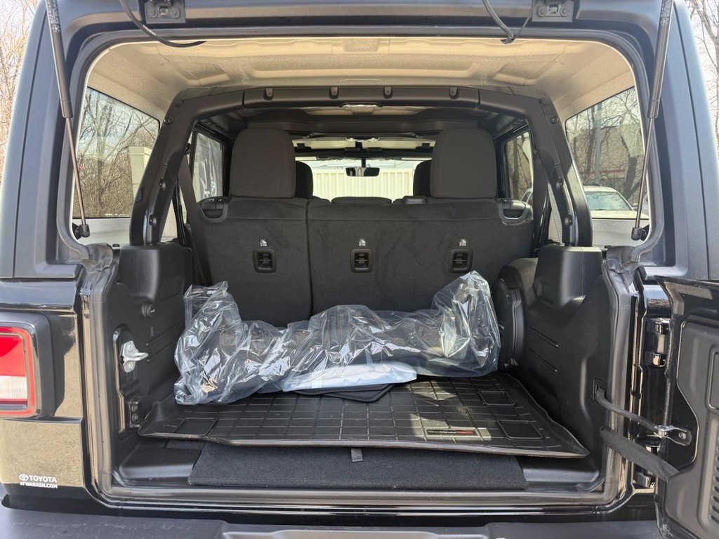 Jeep Wrangler Vehicle Full-screen Gallery Image 05