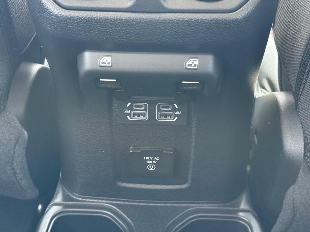 Jeep Wrangler Vehicle Full-screen Gallery Image 12