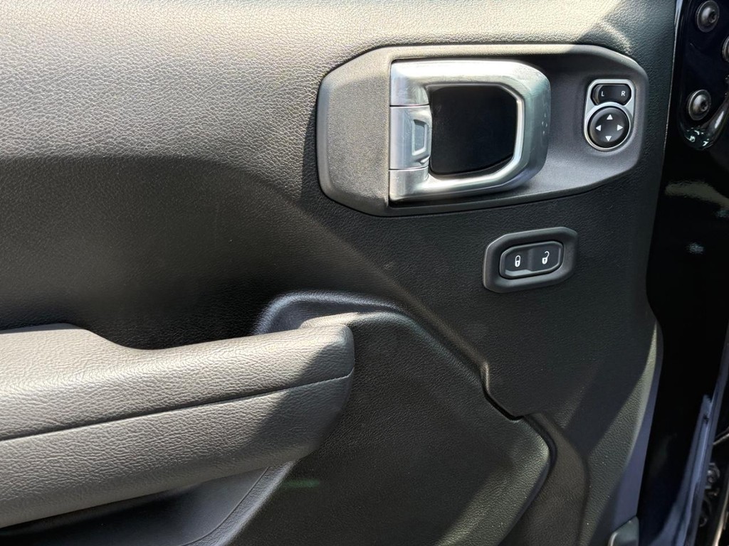 Jeep Wrangler Vehicle Full-screen Gallery Image 25