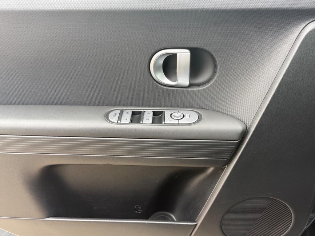 Hyundai IONIQ 5 Vehicle Full-screen Gallery Image 23