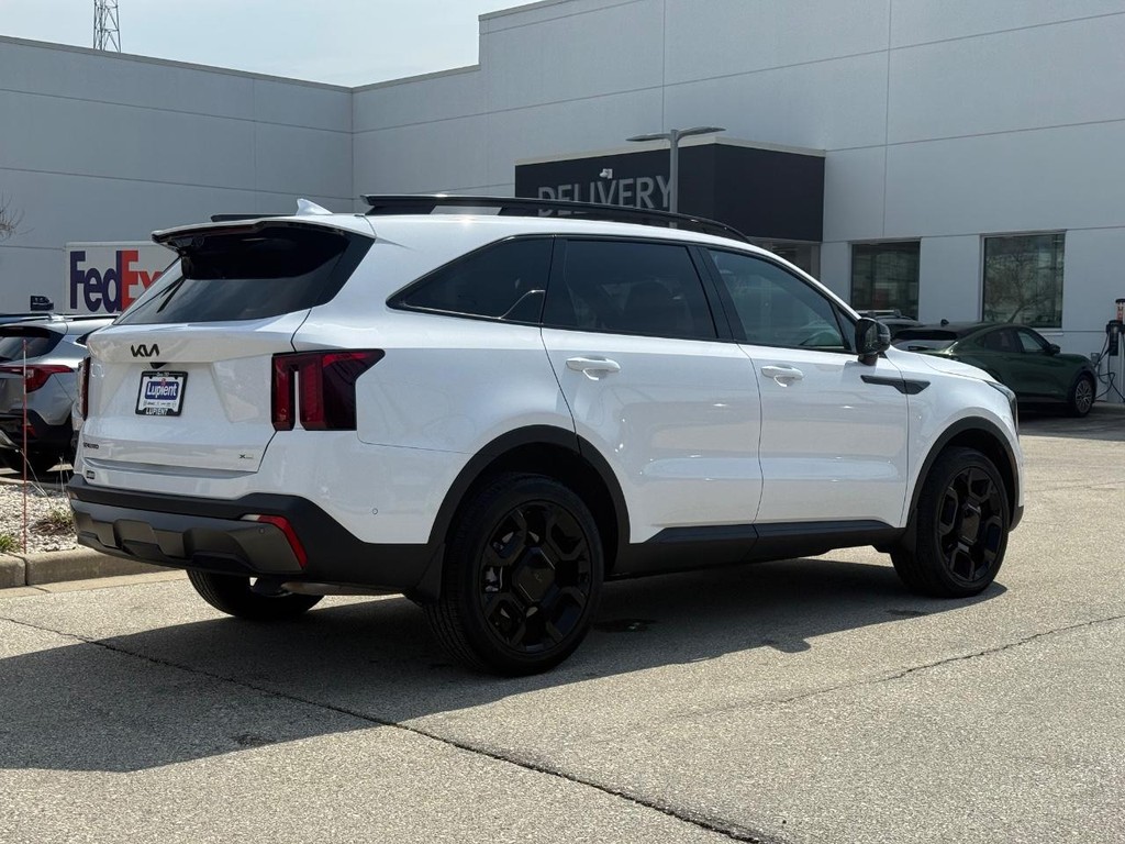 Kia Sorento Vehicle Full-screen Gallery Image 03