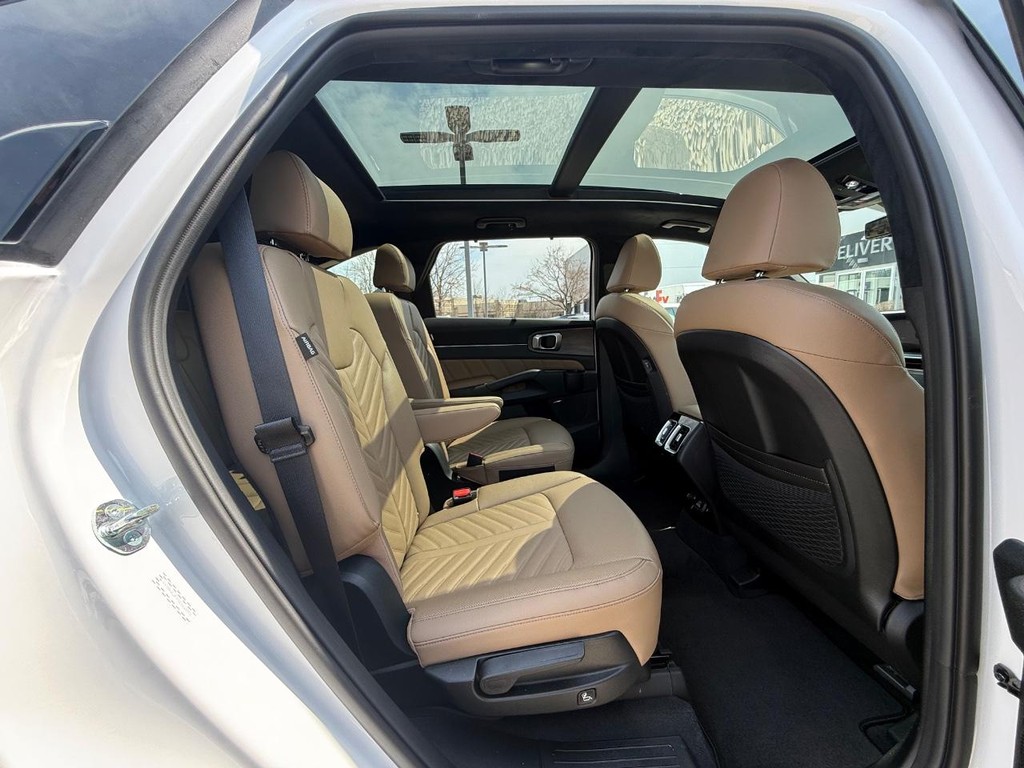 Kia Sorento Vehicle Full-screen Gallery Image 12