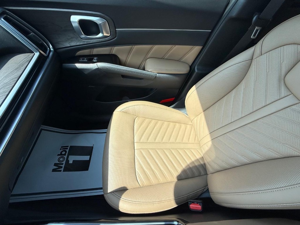 Kia Sorento Vehicle Full-screen Gallery Image 21