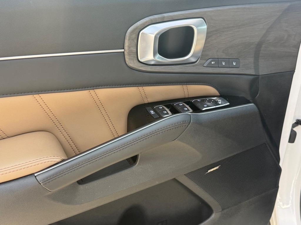 Kia Sorento Vehicle Full-screen Gallery Image 23