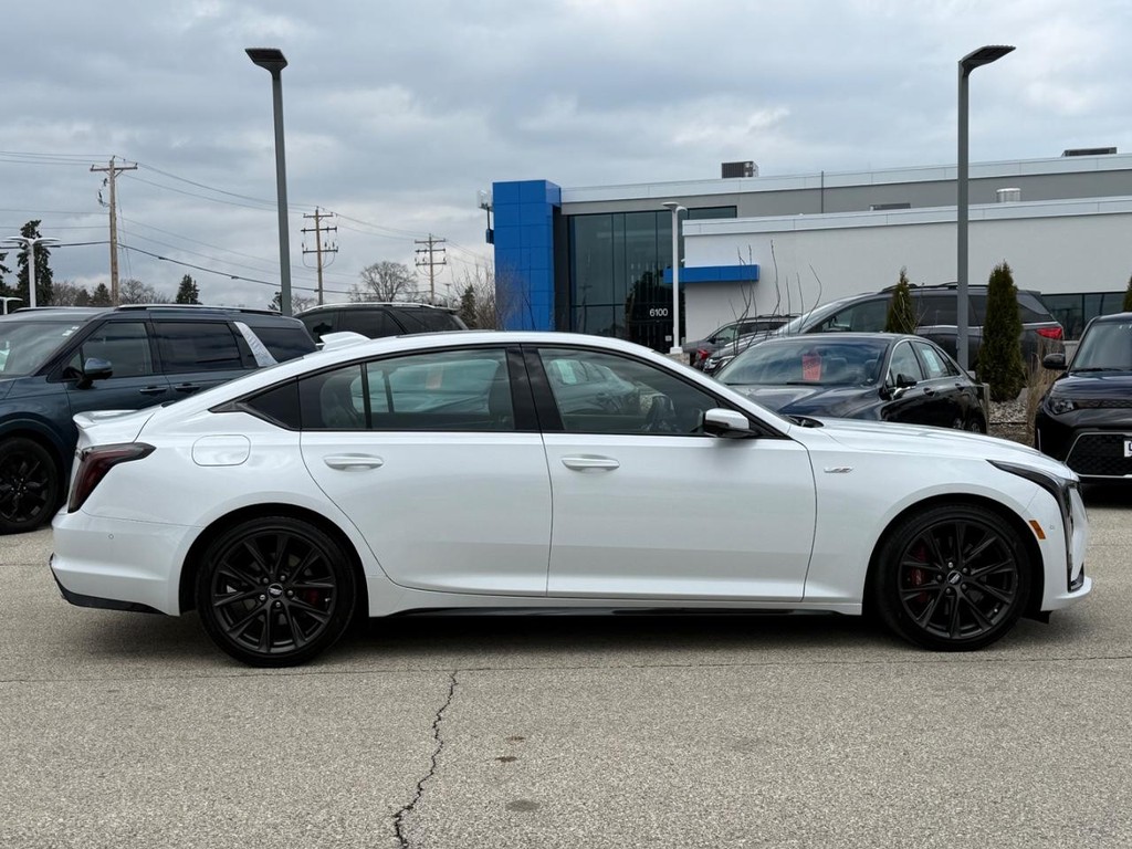 Cadillac CT5-V Vehicle Full-screen Gallery Image 02