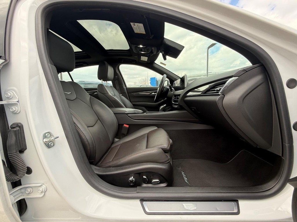 Cadillac CT5-V Vehicle Full-screen Gallery Image 10