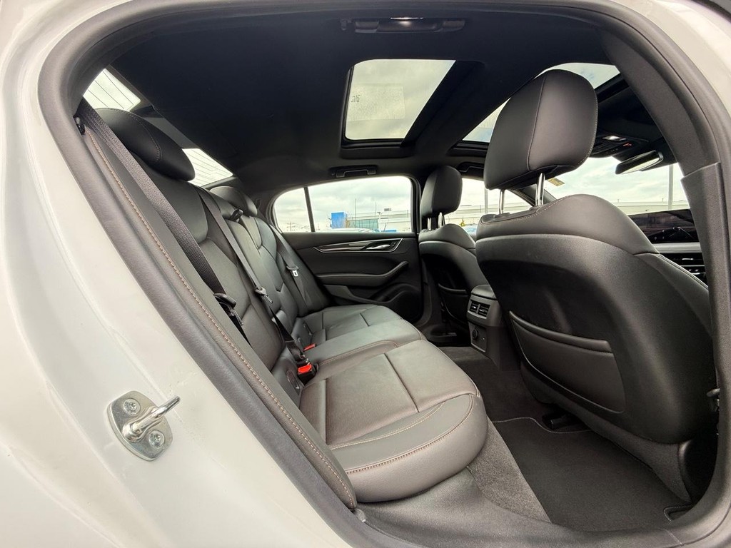 Cadillac CT5-V Vehicle Full-screen Gallery Image 11