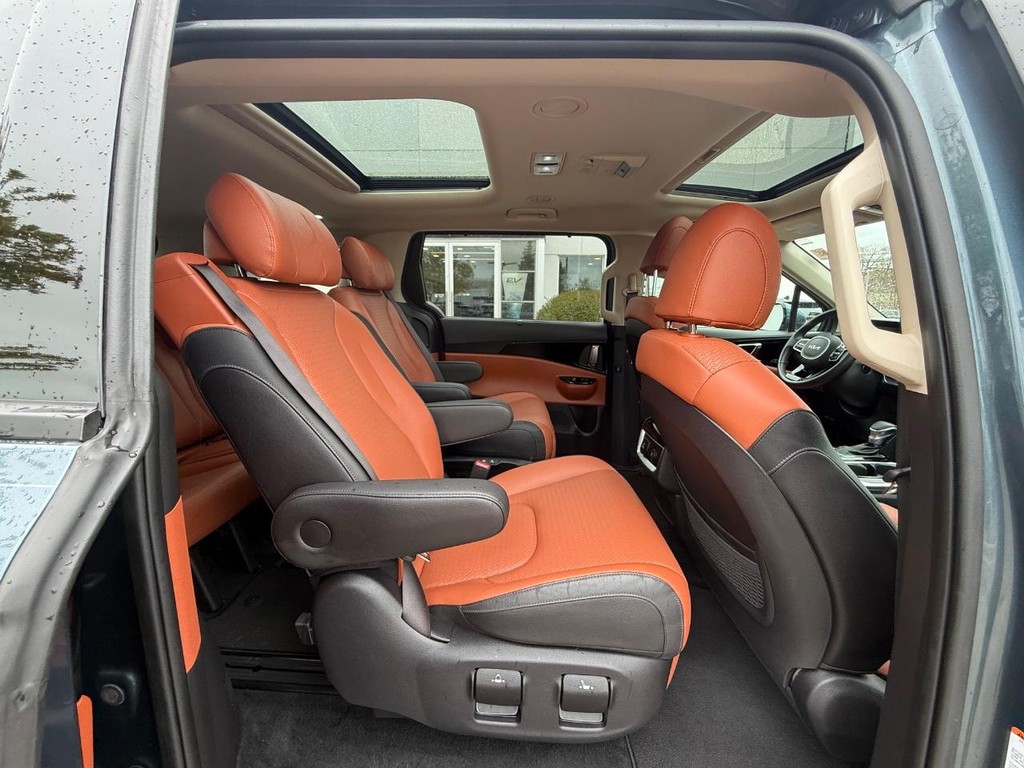 Kia Carnival Vehicle Full-screen Gallery Image 12